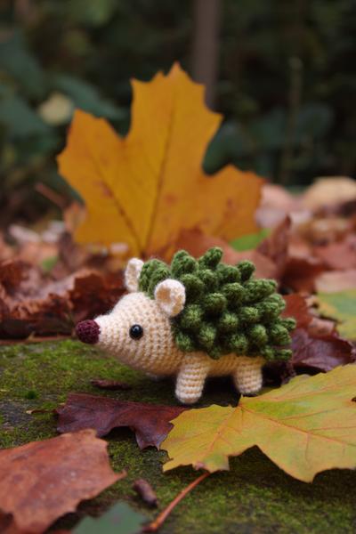 12. Igel im Herbstlaub mit Stachelstruktur for amigurumi free pattern animals ideas