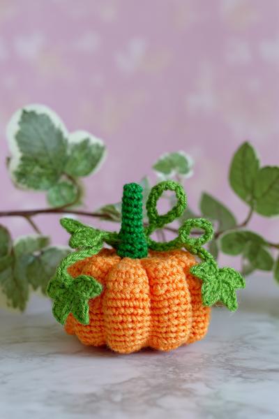 21. No-Sew Amigurumi-Kürbis mit Ranken for amigurumi free pattern no sew ideas