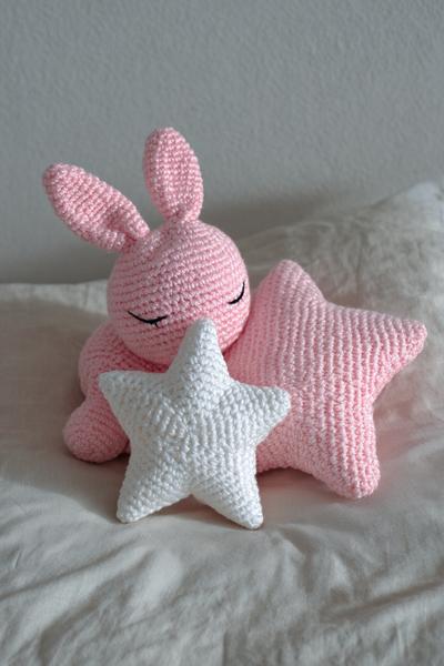 5. Schlafender Mond-Hase mit Sternkissen for amigurumi free patterns ideas