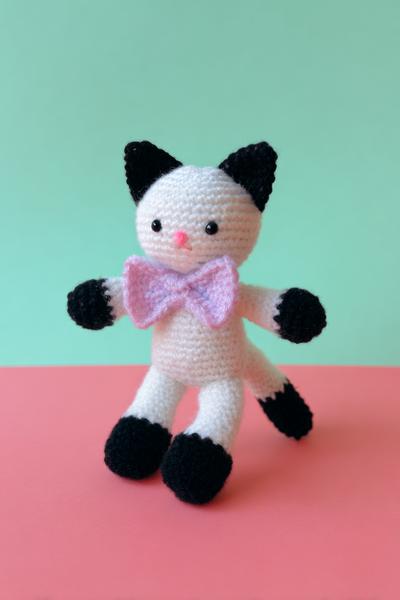 7. Verspieltes Kätzchen mit Schleife using for amigurumi free pattern cat ideas