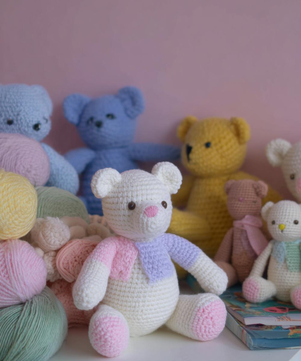 1. Klassische Baby-Bär-Szene mit amigurumi patterns in Pastell und Sticknase