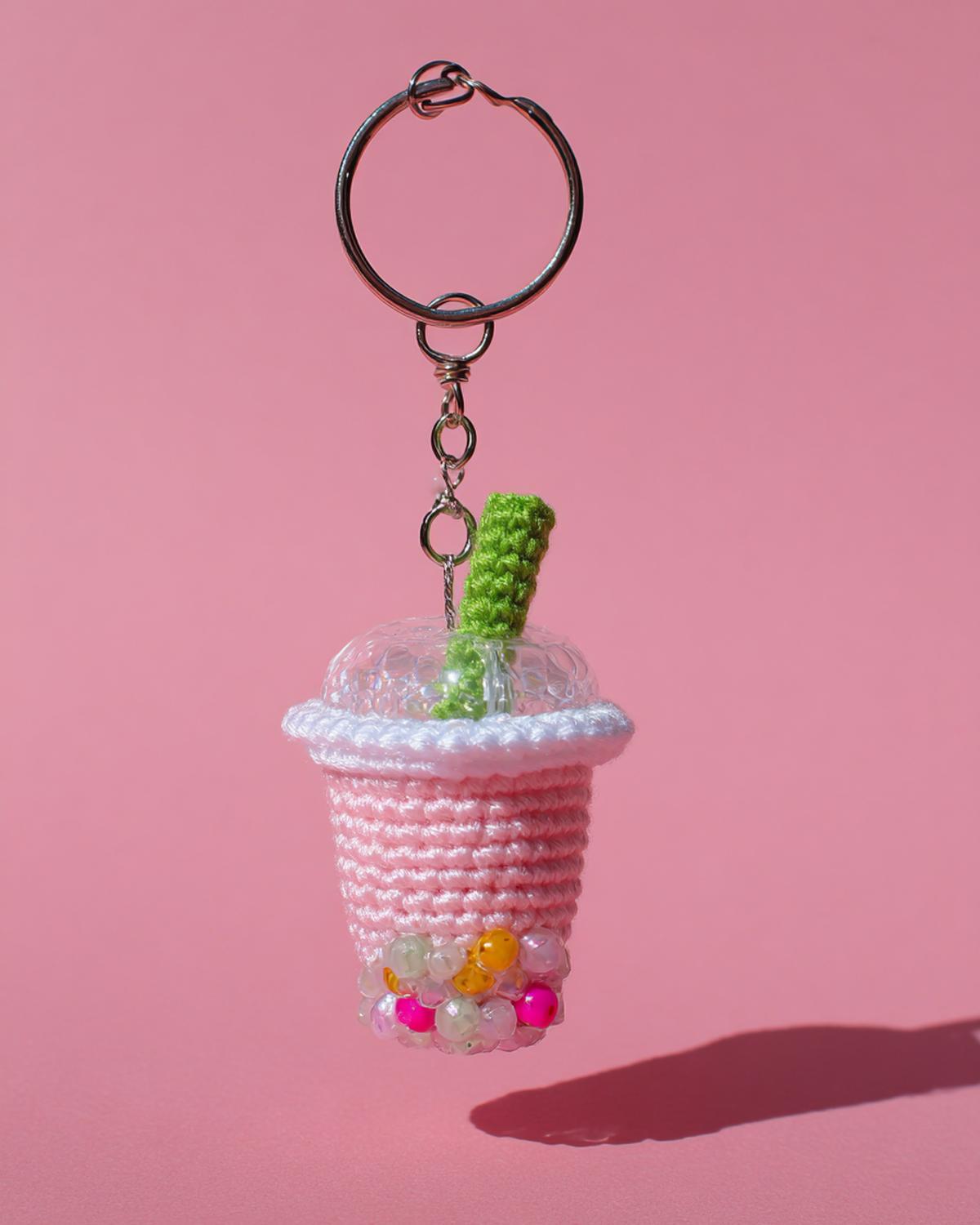 10. Winziger Bubble-Tea-Anhänger als amigurumi pattern keychain mit Transparent-Effekt und Perlen