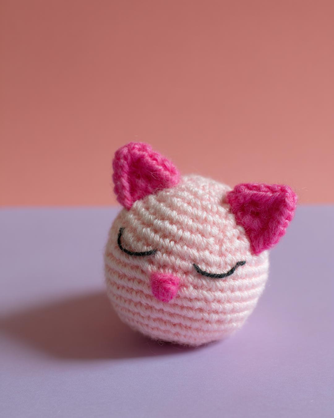 11. Schlafende Kätzchen-Kugel als amigurumi pattern cat mit geschlossenen Augen und rosa Ohrmuscheln