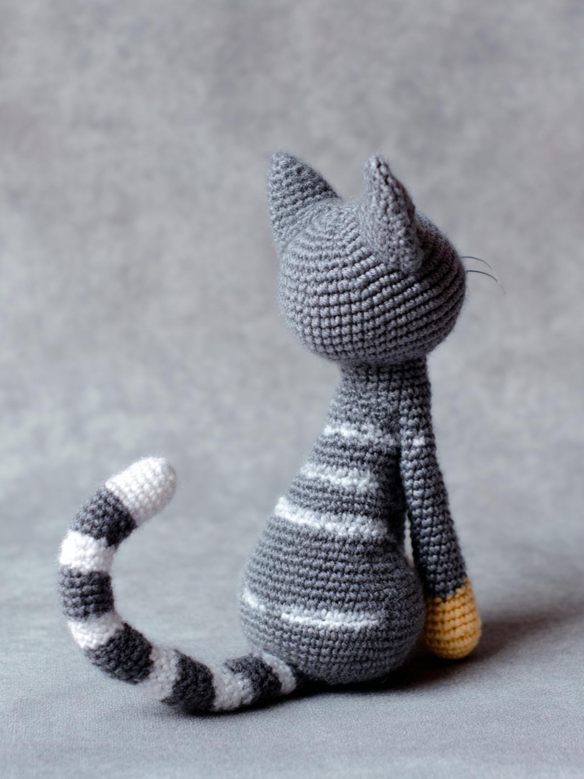 12. Sitzende Streifenkatze als amigurumi pattern cat mit Ringelschwanz und Latzdetail