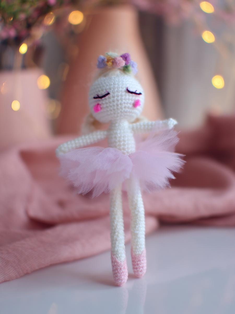 15. Kleine Ballettfigur als amigurumi pattern doll mit Tüllrock und bestickten Wimpern