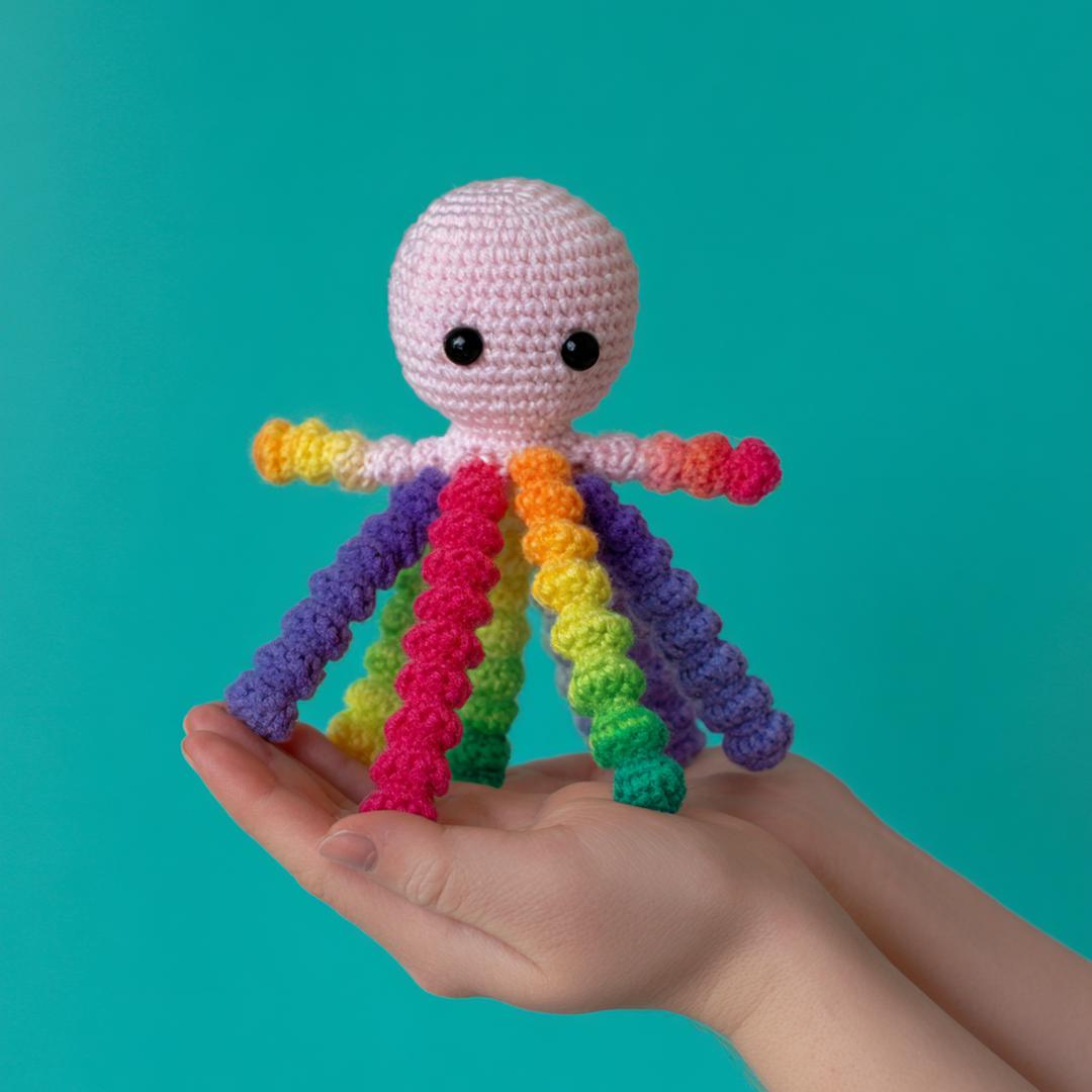 2. Minimalistische Regenbogen-Oktopus-Figur aus amigurumi patterns mit Spiralrunden und Korkenzieherarmen