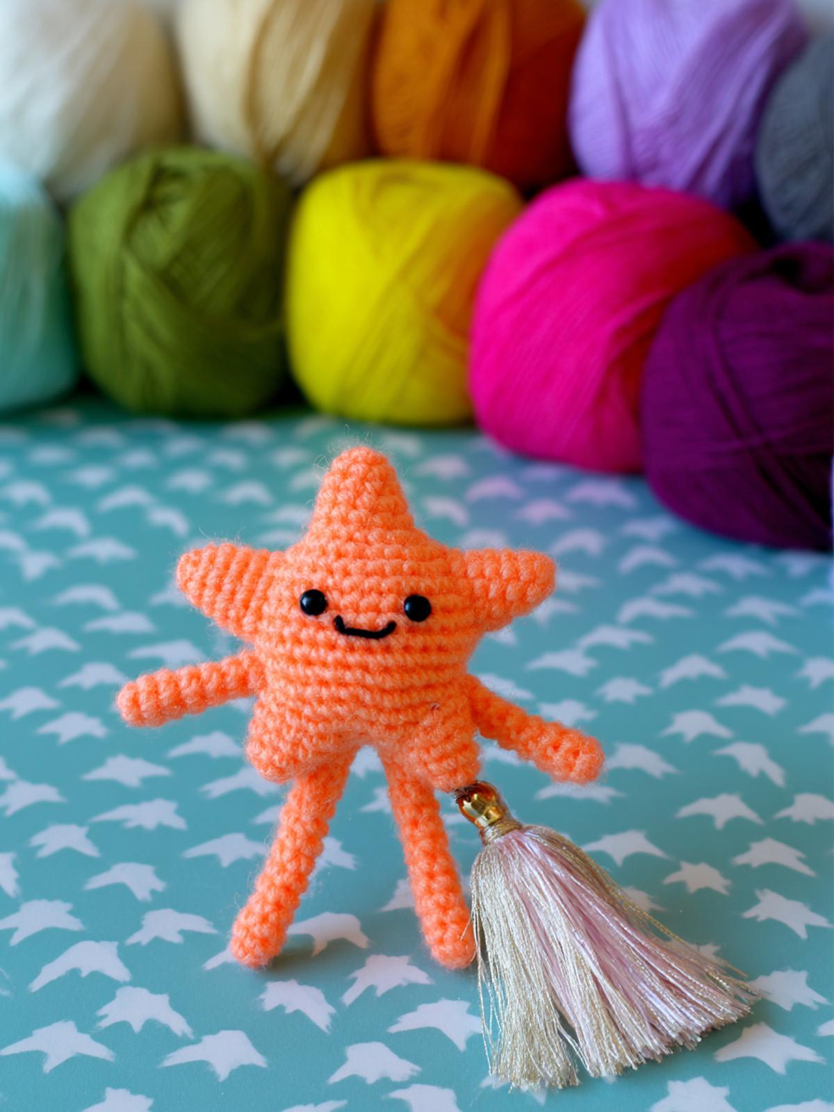 4. Süßer Stern-Kuschelanhänger als amigurumi pattern free mit Fransenschweif und Glitzerfaden