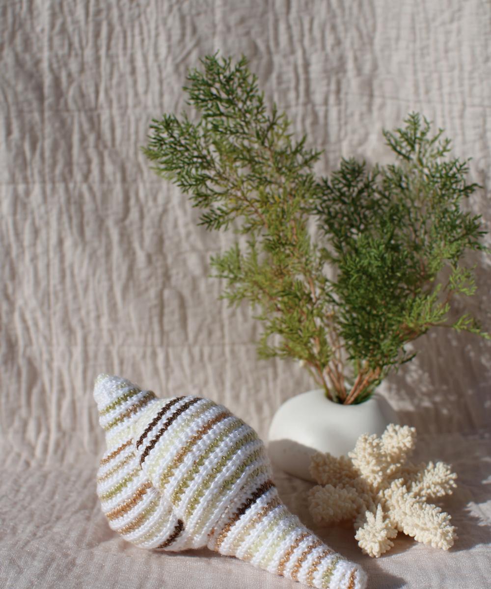 6. Texturierte Meeresmuschel mit amigurumi pattern crochet und Reliefrippen in Naturtönen