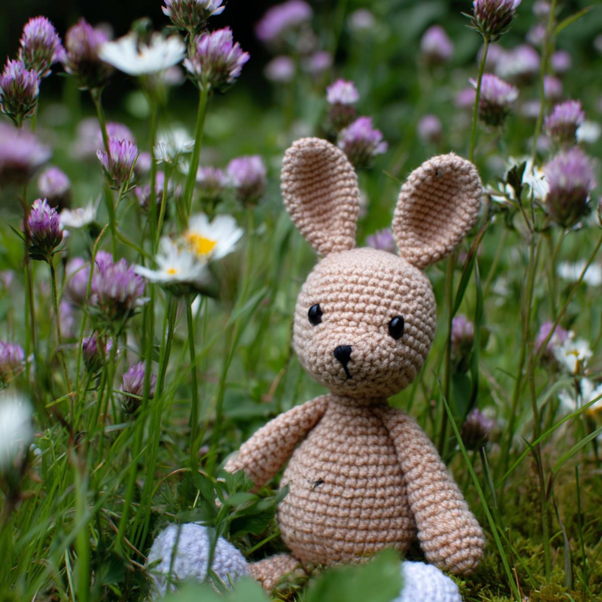 7. Waldhase im Moos als amigurumi pattern free animals mit gestickten Sommersprossen