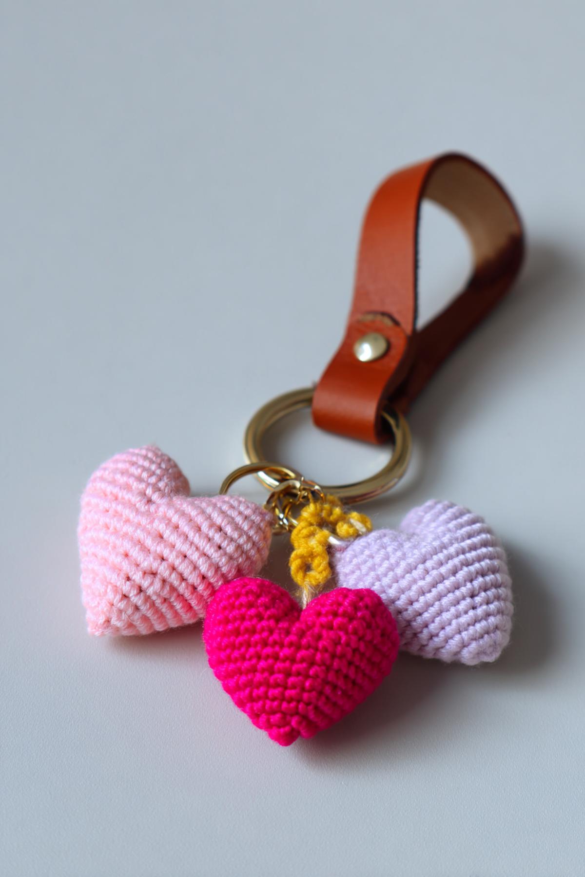 9. Mini-Herz und Buchstaben als amigurumi pattern keychain mit Metallring und Lederlasche