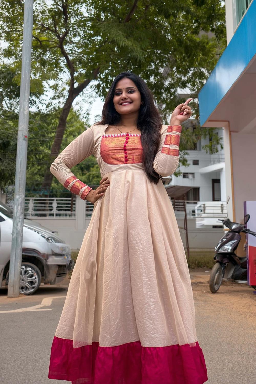 Beiges Anarkali mit Kontrasten