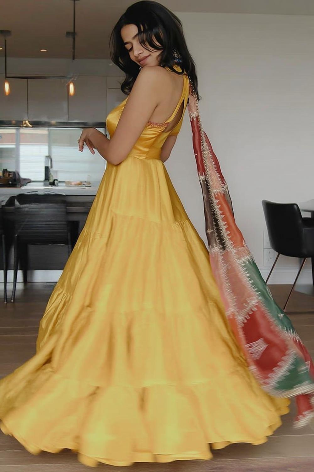 Gelbes Anarkali mit Dupatta