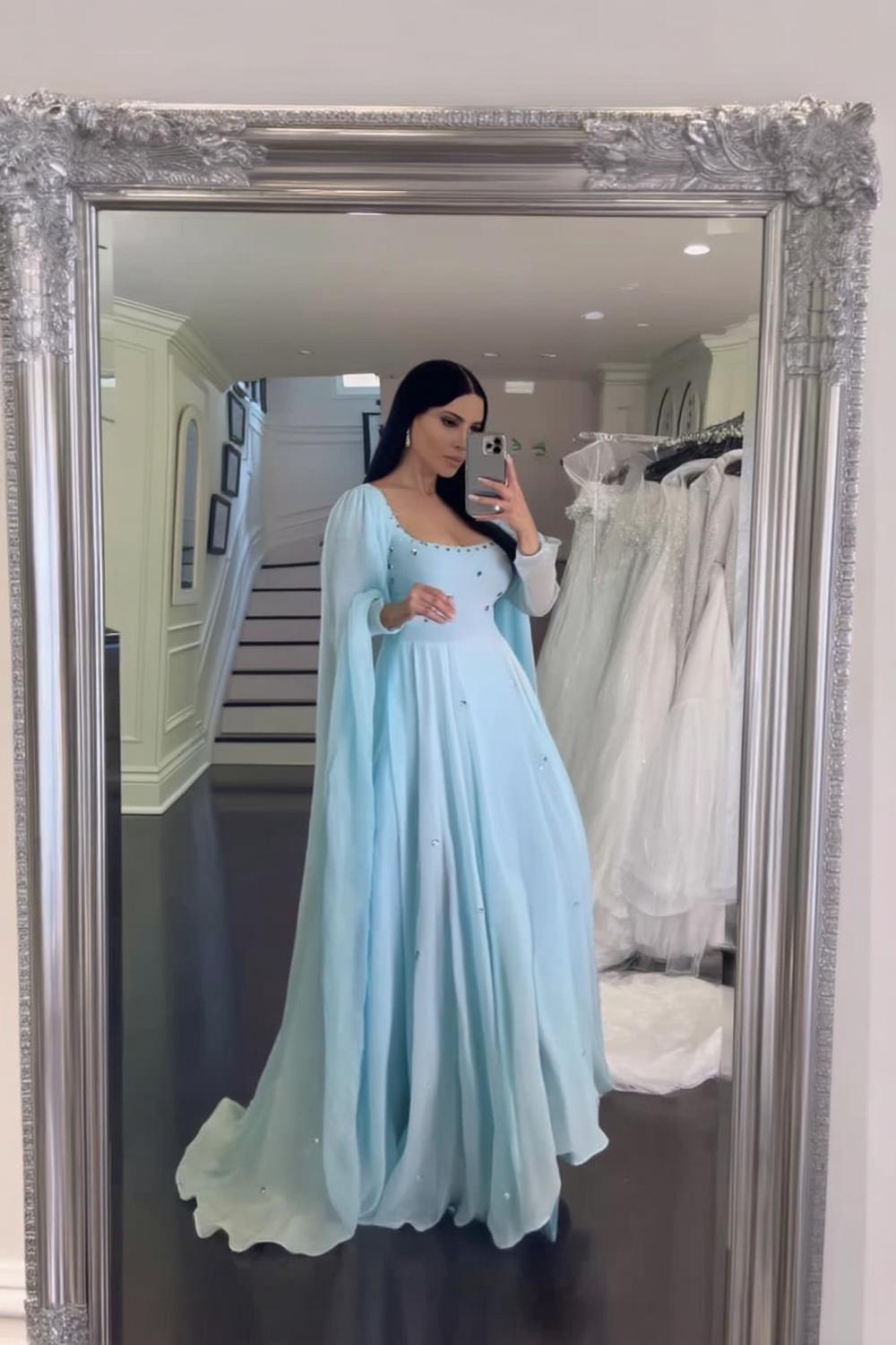 Hellblaues Spiegelkleid