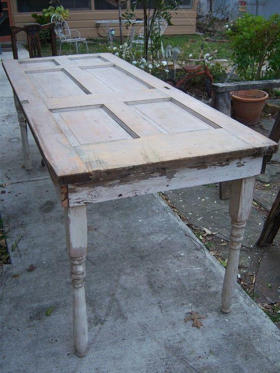 Rustikaler Tisch aus alter Tür