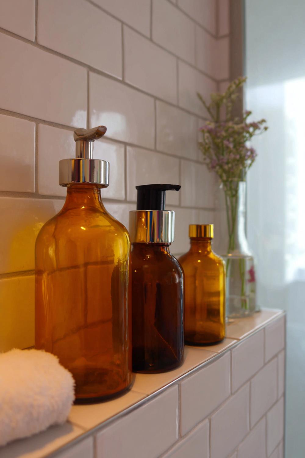 11. Badezimmer Deko Ideen klein: Duschecke mit einheitlichen Flaschen in Amberglas