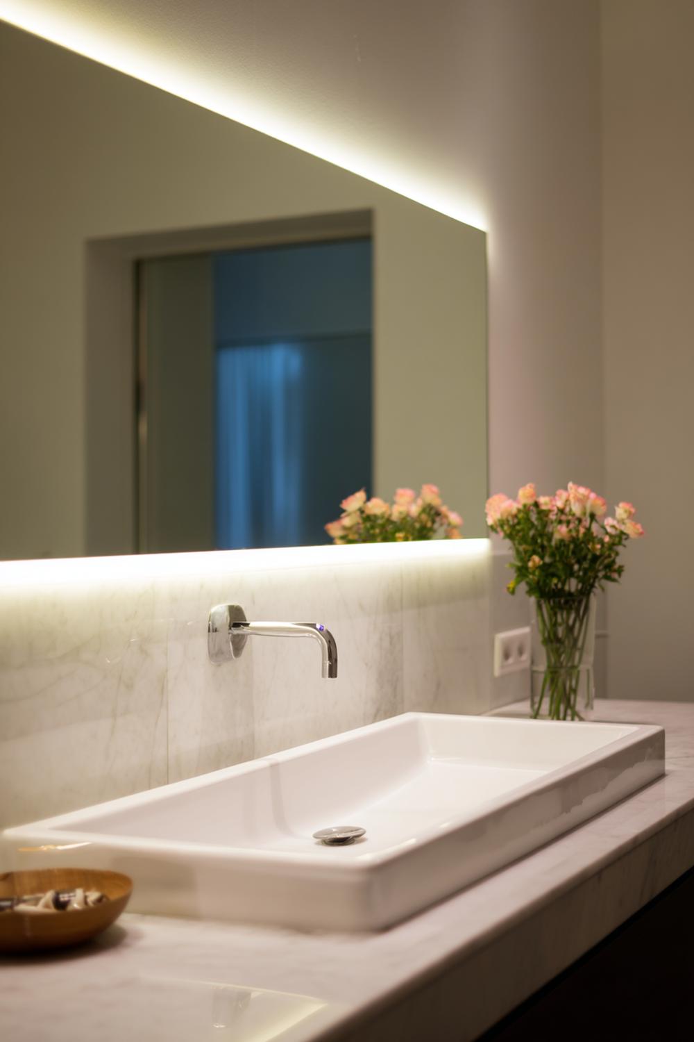 16. Badezimmer Deko Ideen klein: LED-Spiegelbeleuchtung mit warmem Farbton