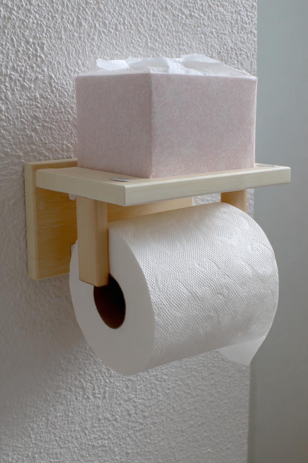 18. Badezimmer Deko Ideen klein: Schwebender Toilettenpapierhalter mit Ablage