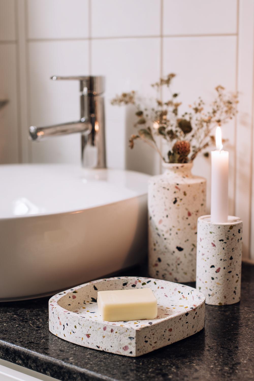 19. Badezimmer Deko Ideen klein: Seifenschale aus Terrazzo neben dem Waschbecken