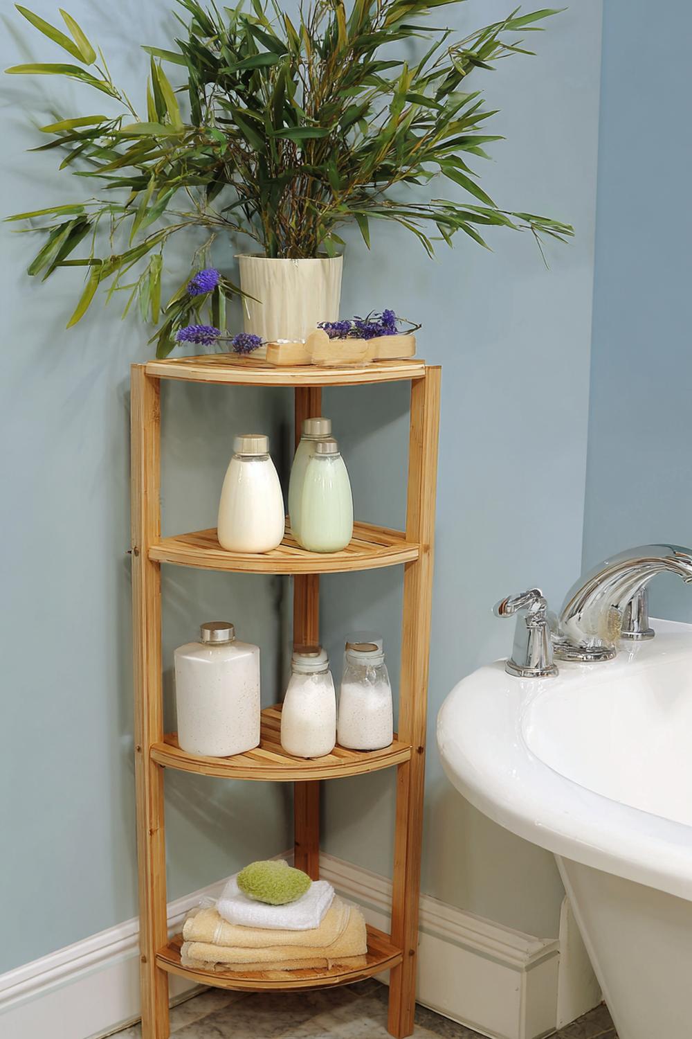 24. Badezimmer Deko Ideen klein: Eckregal aus Bambus für die Badewannen-Seite