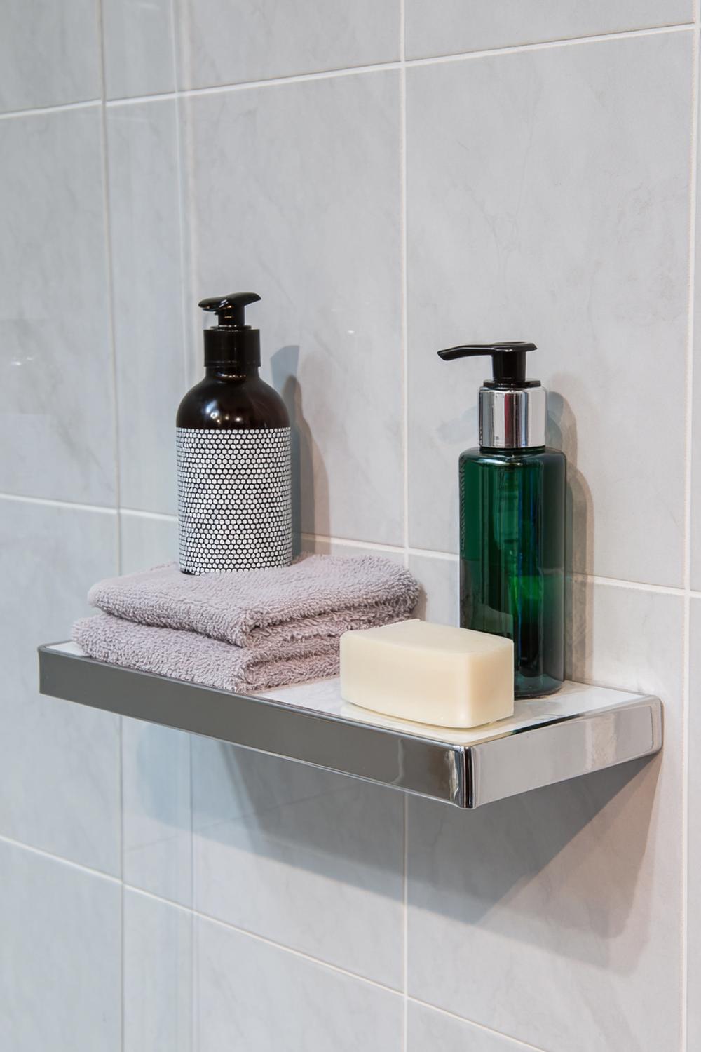 28. Badezimmer Deko Ideen klein: Duschablage aus Edelstahl mit klaren Linien