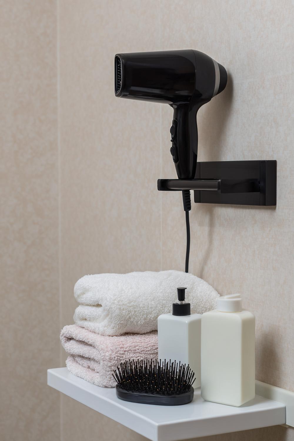 30. Badezimmer Deko Ideen klein: Wandmontierter Föhnhalter in mattem Schwarz