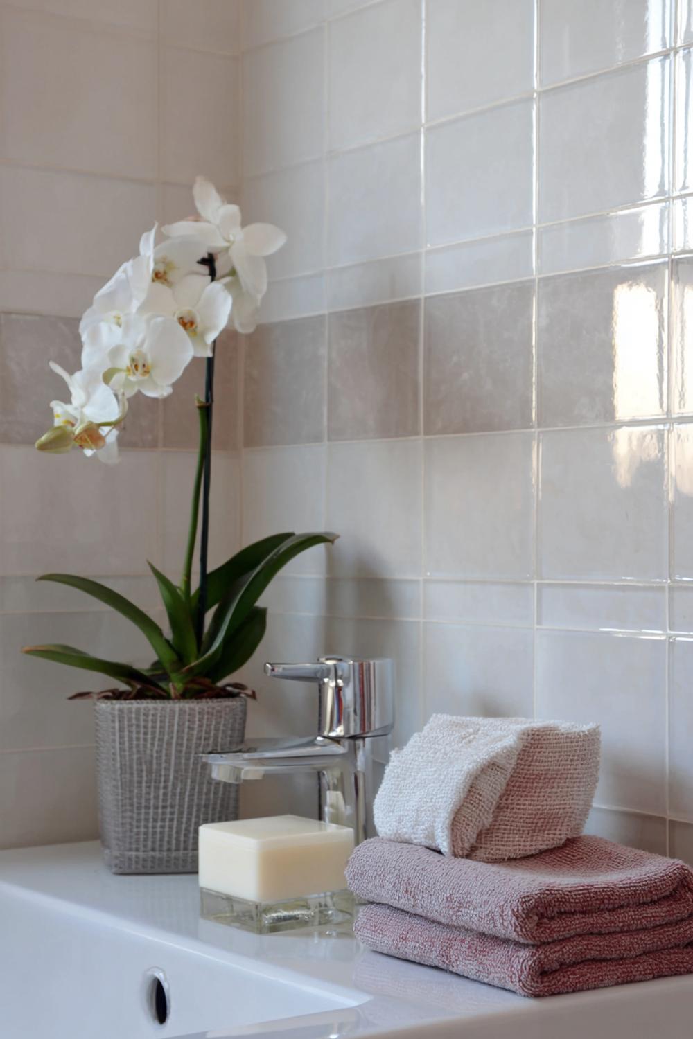 33. Badezimmer Deko Ideen klein: Glasfliesen-Akzentstreifen in der Dusche