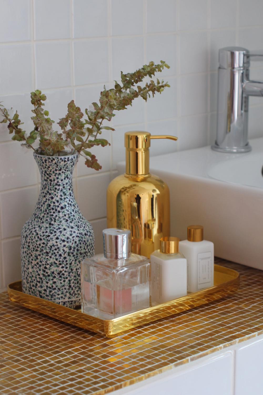 5. Badezimmer Deko Ideen klein: Glasablage mit goldenen Konsolen