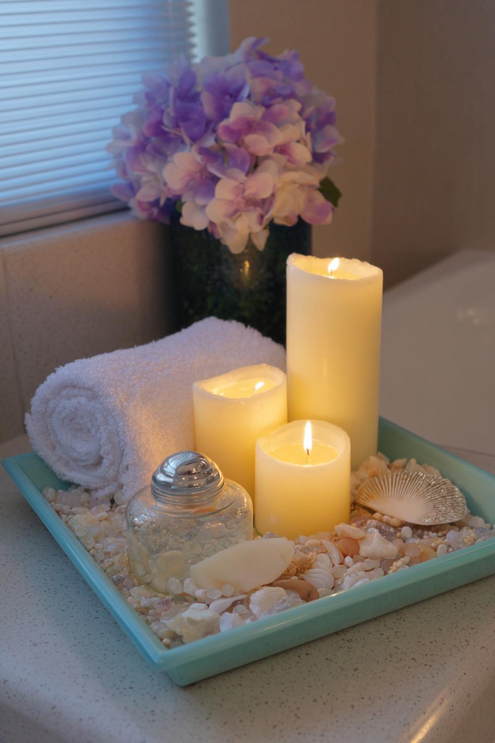 6. Badezimmer Deko Ideen klein: Kerzen-Tablett auf dem WC-Spülkasten