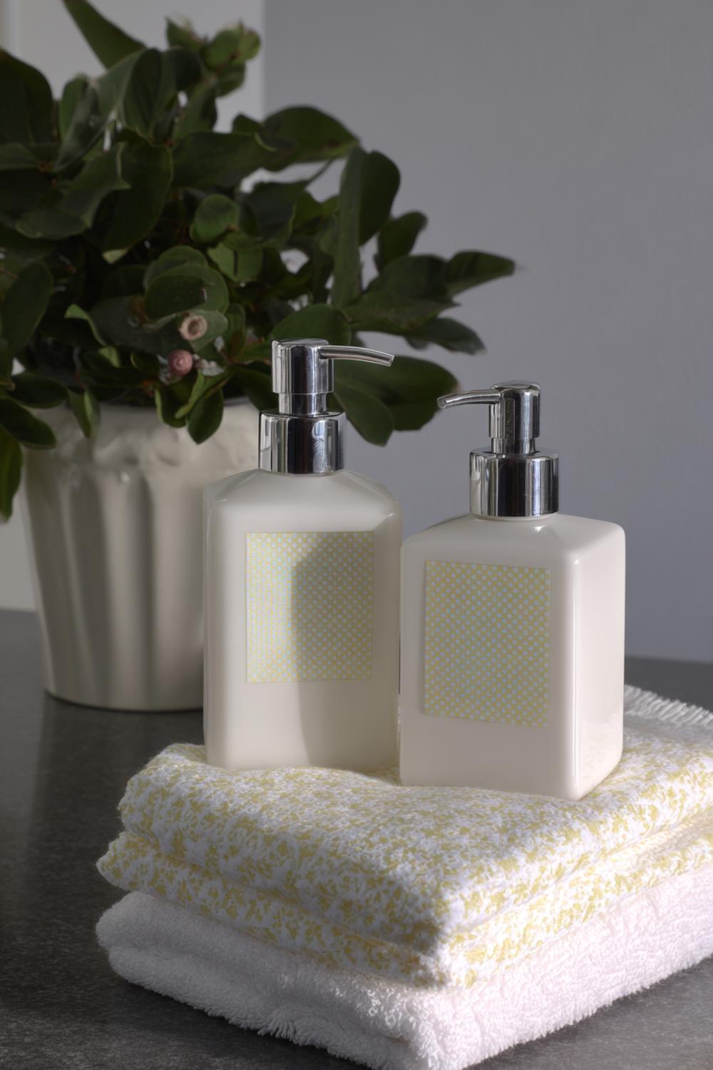 7. Badezimmer Deko Ideen klein: Seifenspender-Set in einheitlichem Label-Design