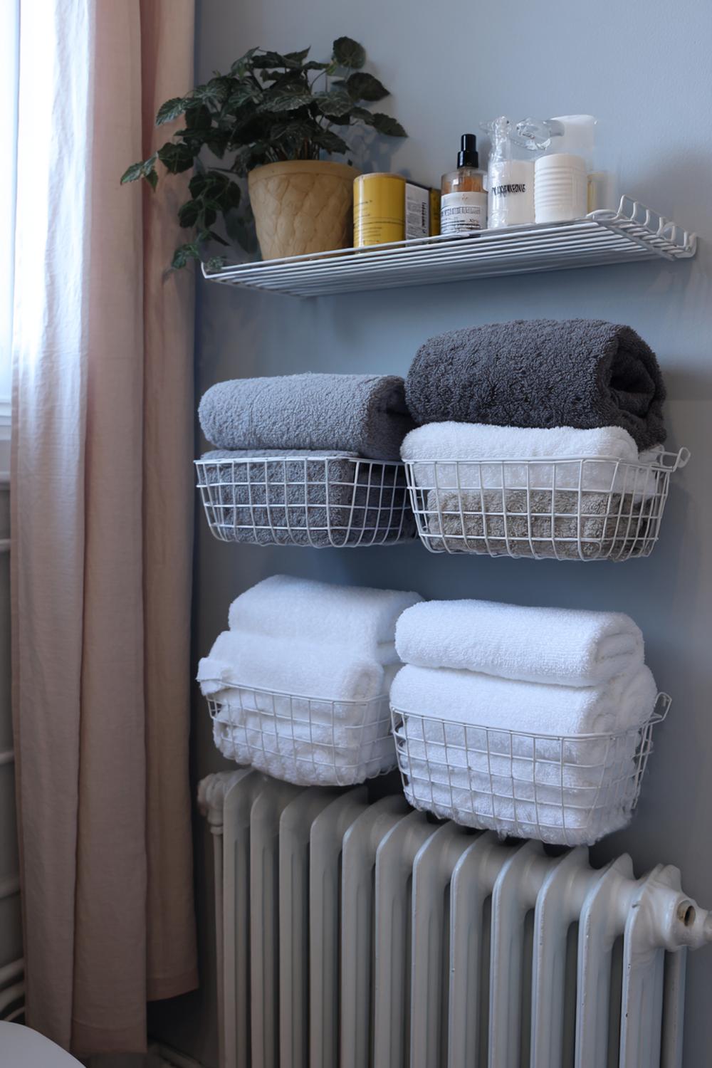 13. Badezimmer Organisation ohne Bohren mit Hängekorb am Heizkörper für Gästehandtücher