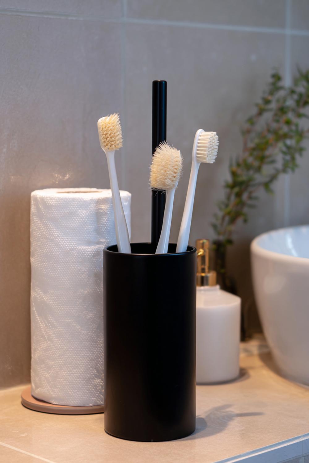 16. Badezimmer Organisation ohne Bohren mit WC-Bürstenstation im schlanken Zylinderdesign