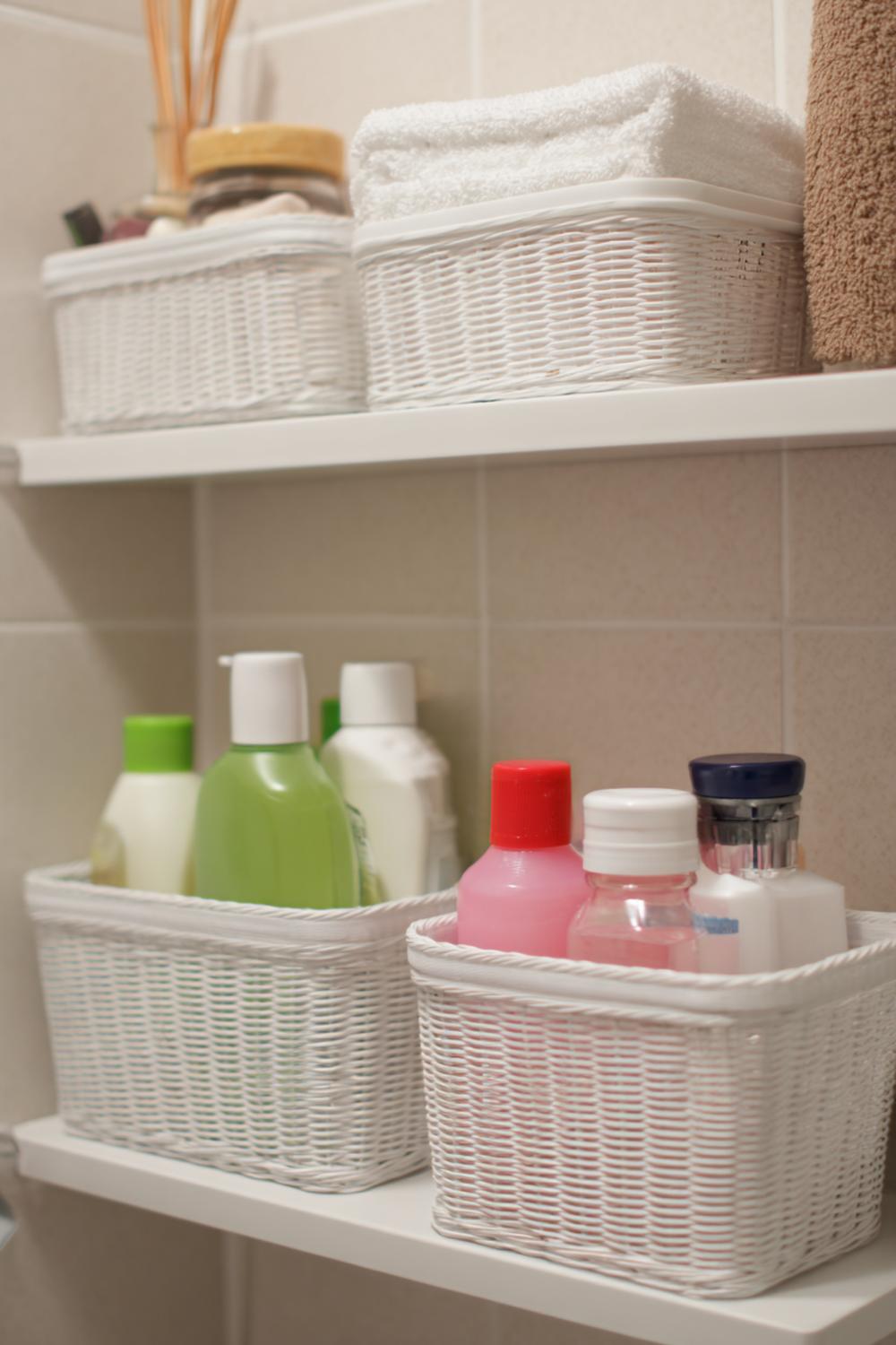 24. Badezimmer Organisation ohne Bohren mit Klebe-Etiketten für Vorratskörbe im Schrank