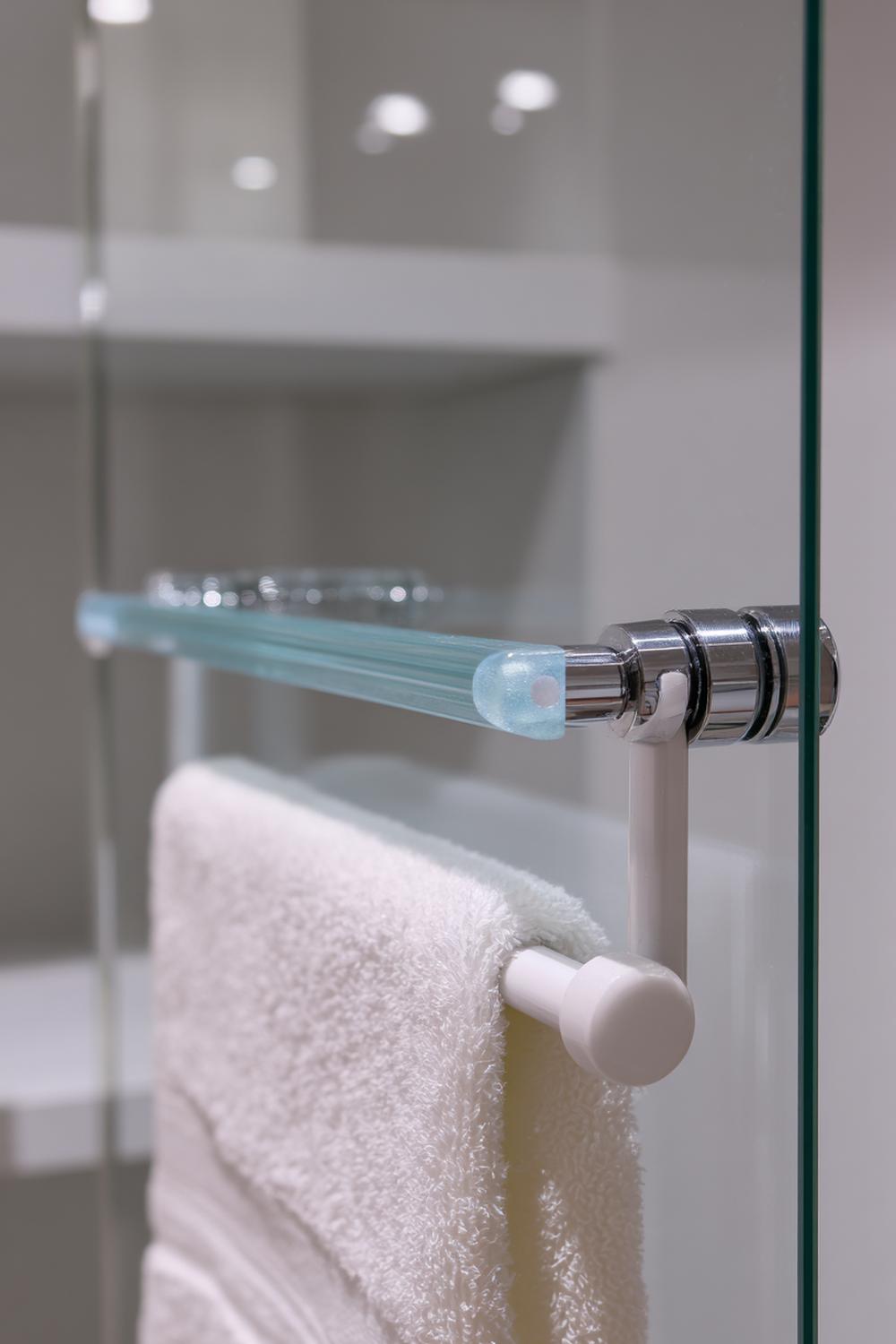 28. Badezimmer Organisation ohne Bohren mit Klebehalter für Duschabzieher im Glaslook