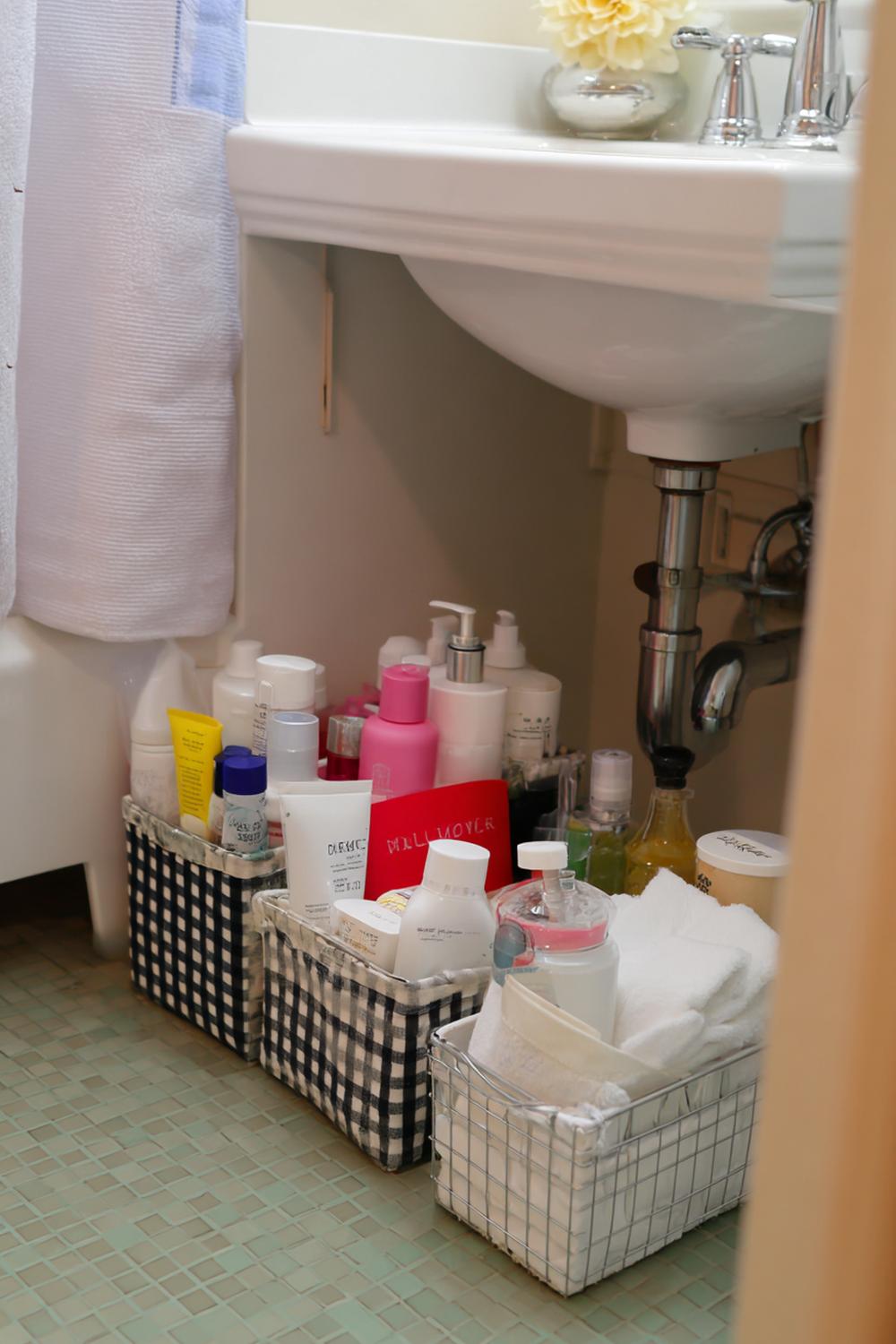 33. Badezimmer Organisation ohne Bohren mit Körben unter dem Waschbecken für Vorräte