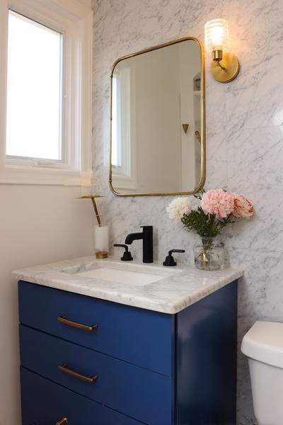 15. Secondhand-Leuchte und Spiegel als Fokusstück for bathroom remodel ideas on a budget ideas