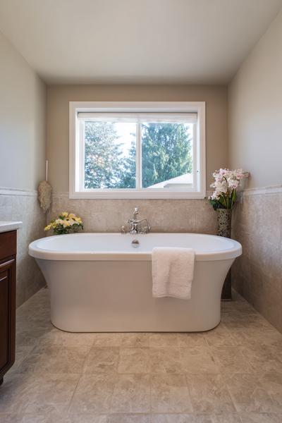 16. Freistehende Wanne vor einer Akzentwand for bathroom remodel ideas with tub ideas