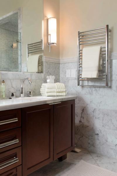 26. Hotel-Style Handtuchwärmer und Nachtlicht for bathroom remodel ideas master ideas