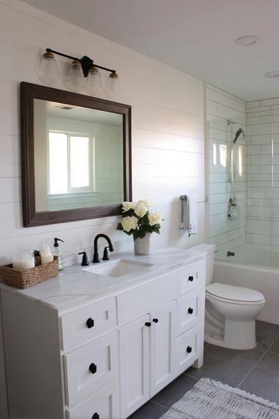 28. Shiplap-Akzentwand und schwarze Beschläge for bathroom remodel ideas farmhouse ideas