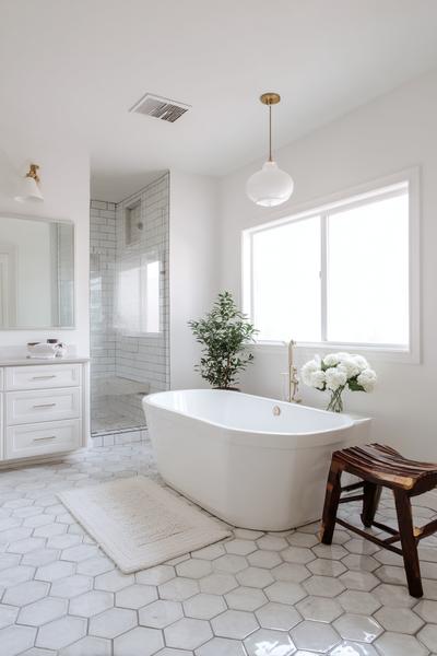 30. Hexagon-Bodenfliesen und Messingdetails for bathroom remodel ideas farmhouse ideas