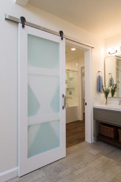 31. Scheunentür-Optik als Schiebetür mit satiniertem Glas for bathroom remodel ideas farmhouse ideas