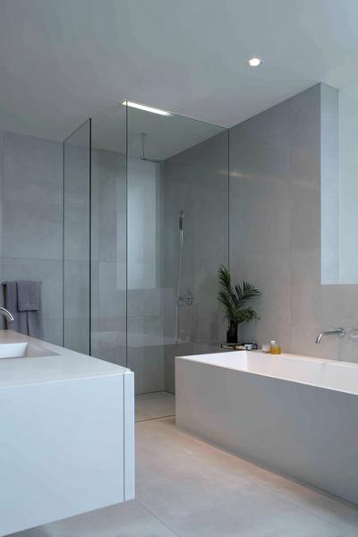 32. Monochromes Grau mit linearem Ablauf for bathroom remodel ideas modern ideas