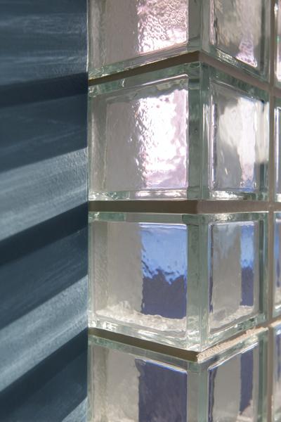 34. Glasblock-Detail für Tageslicht und Privatsphäre for bathroom remodel ideas modern ideas