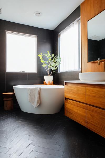 35. Schwarz-Weiß-Kontrast mit warmem Holz for bathroom remodel ideas modern ideas