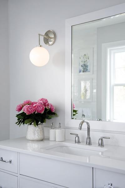 4. Statement-Leuchte aus Opalglas über dem Spiegel for bathroom remodel ideas for 2025 style ideas