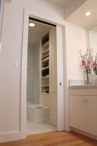6. Pocket Door und schlanke Konsole for bathroom remodel ideas small space ideas