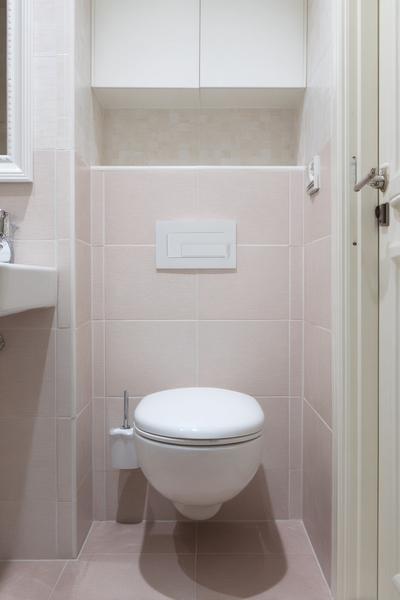 8. Wand-WC und versteckter Spülkasten for bathroom remodel ideas small space ideas