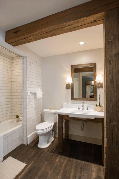 10. Holzbalken-Feeling im Bathroom Remodel on a Budget Rustic mit dunkler Leuchte und weißer Wand