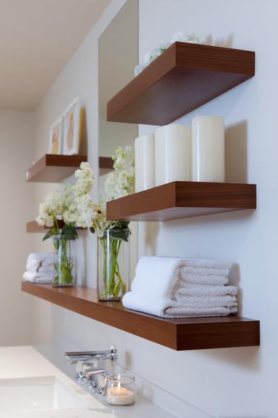 11. Kantenlose Ordnung im Bathroom Remodel on a Budget Modern mit schwebendem Regal und weißen Boxen