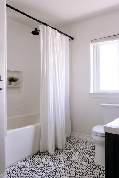 12. Grafischer Kontrast im Bathroom Remodel on a Budget Modern mit mattschwarzer Stange und weißem Vorhang