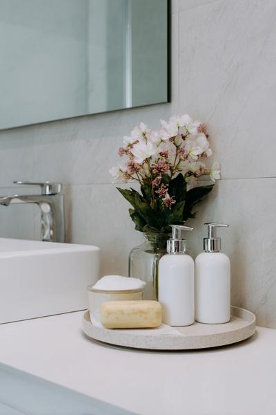 14. Minimalistische Ablage im Bathroom Remodel on a Budget Modern mit Stein-Tablett und Glasflaschen